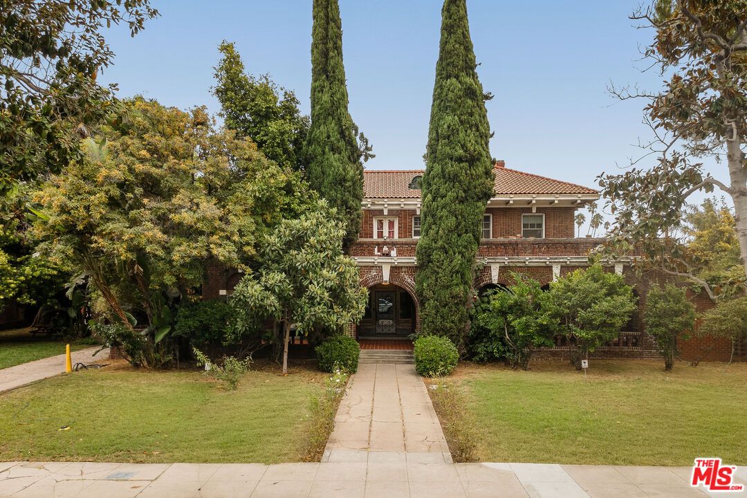 Backyard, Exterior, Facade, Brick Facade, Mediterranean