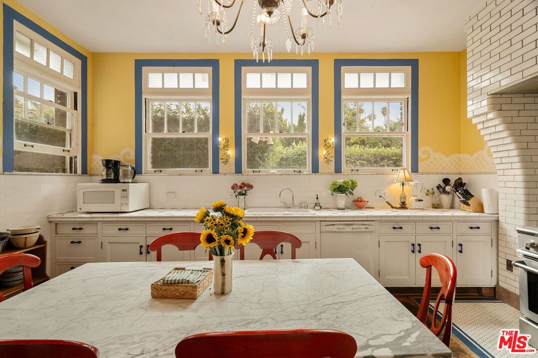 Chandelier, Dining room, Interior, Kitchen, Stainless Steel Appliances