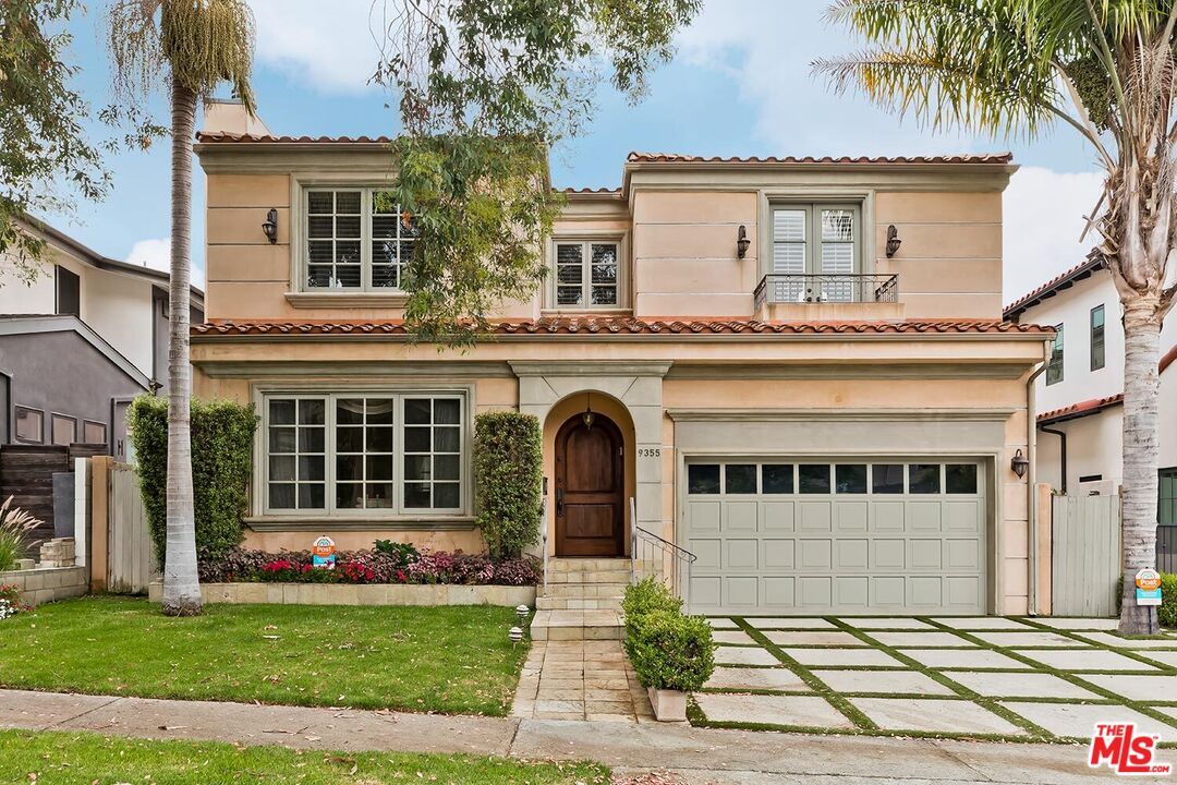 Attached, Exterior, Facade, Mediterranean