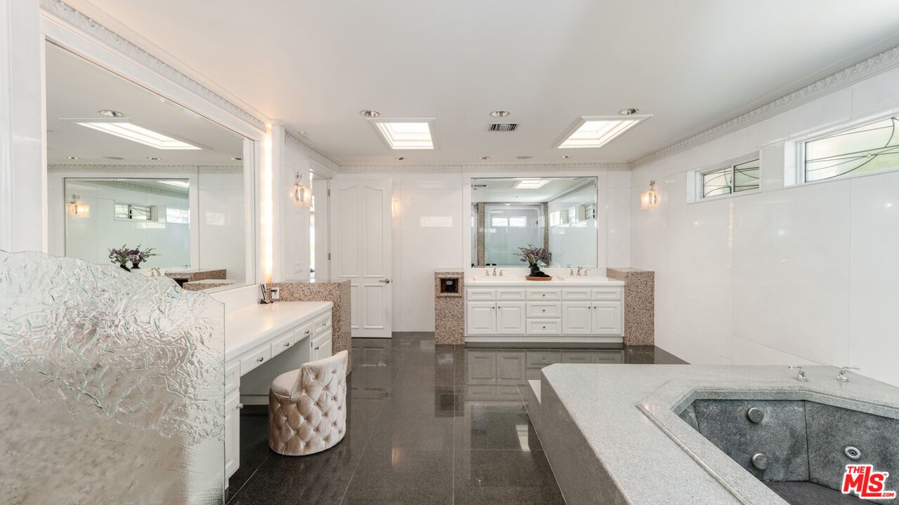 Bathroom, Interior, Recessed Lighting