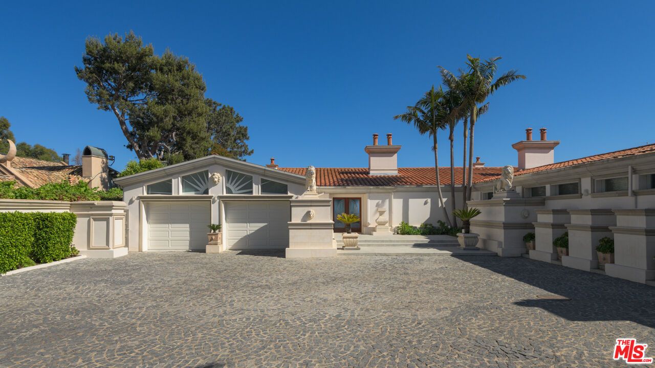 Attached, Exterior, Facade, Mediterranean