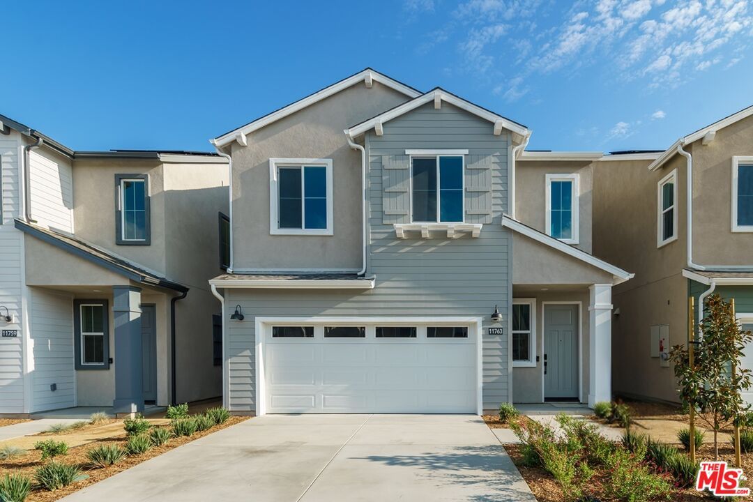 Attached, Exterior, Facade, American Craftsman