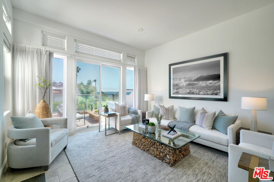 Interior, Living room, Water