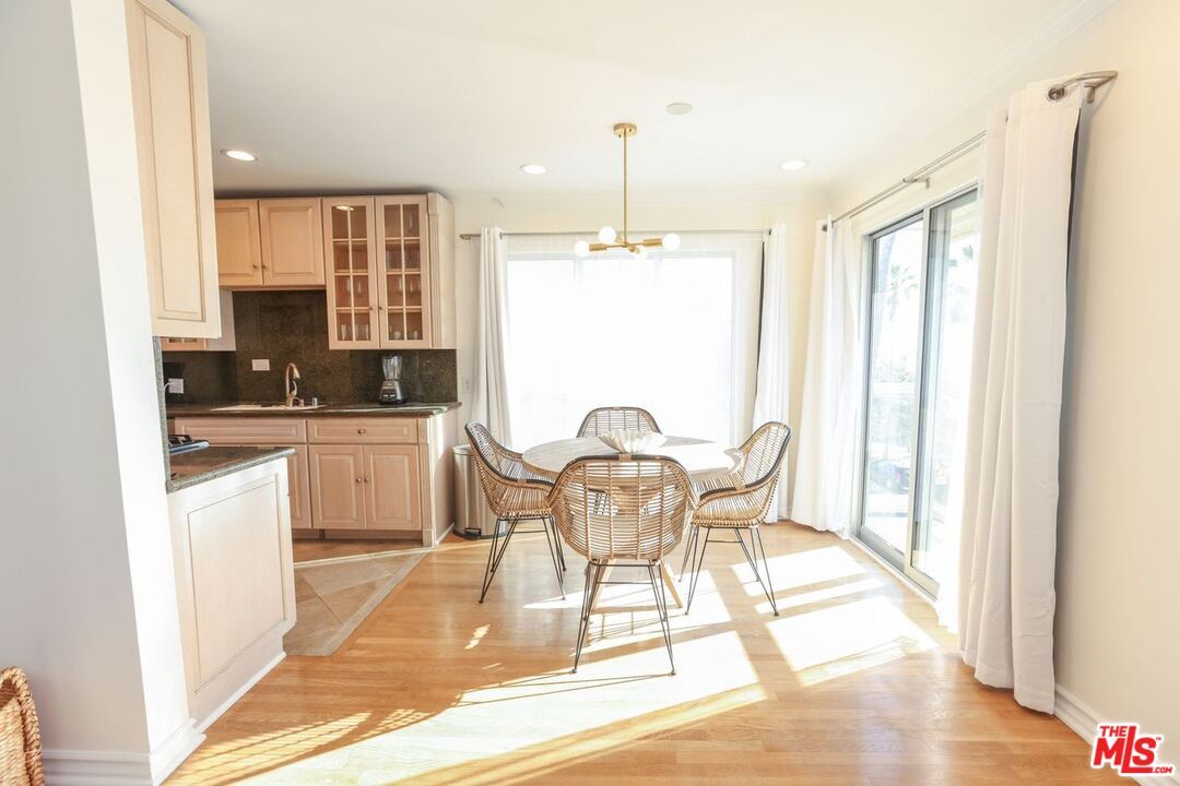 Dining room, Interior, Kitchen, Pendant Lights, Recessed Lighting, Wood Texture Flooring