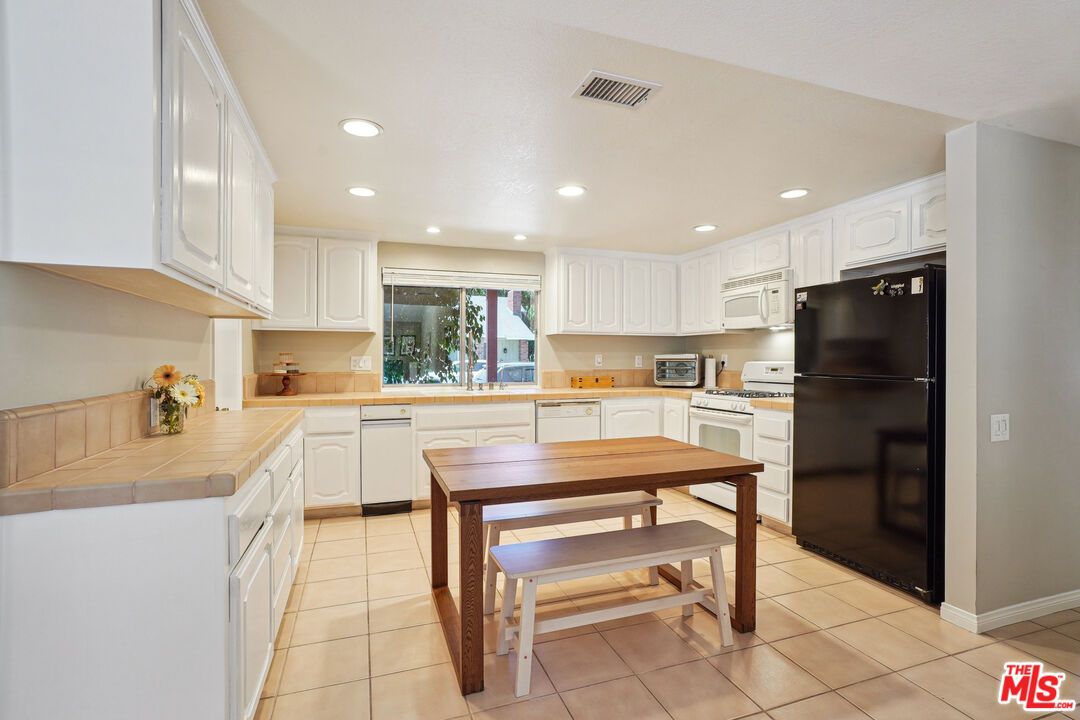 Dining room, Interior, Kitchen, Recessed Lighting, Tile Countertops