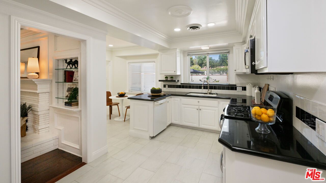 Dining room, Interior, Kitchen, Recessed Lighting, Wood Texture Flooring