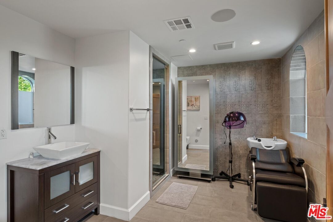 Bathroom, Interior, Recessed Lighting