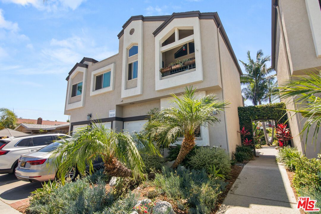 Exterior, Facade, Modern