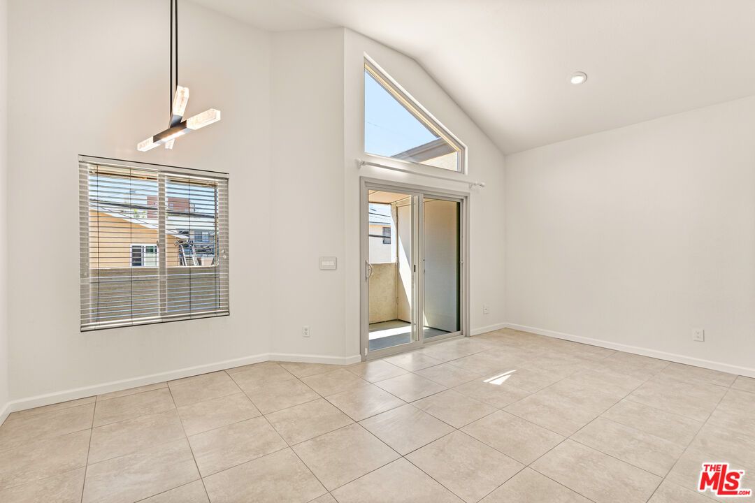Empty room, Interior, Pendant Lights, Recessed Lighting