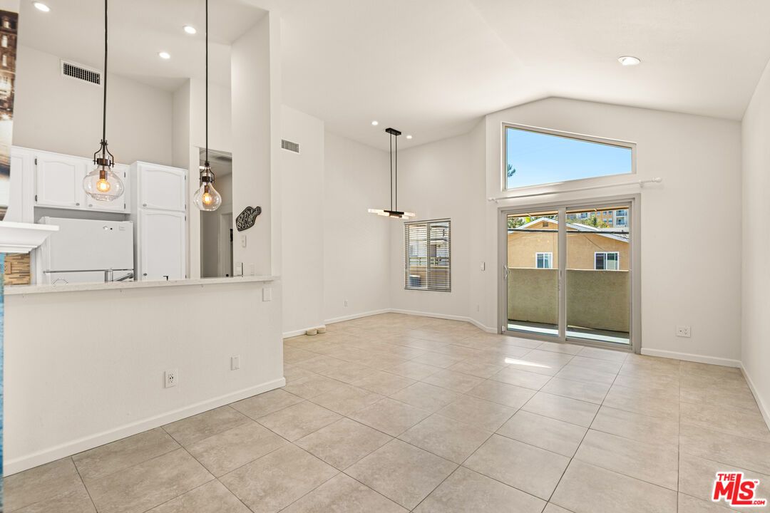 Empty room, Interior, Pendant Lights, Recessed Lighting