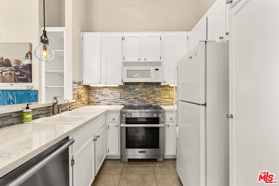 Interior, Kitchen, Pendant Lights, Stainless Steel Appliances