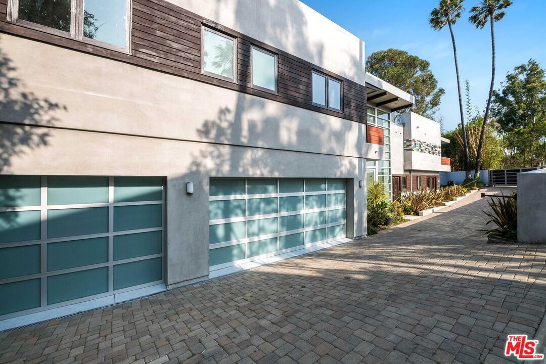 Attached, Exterior, Facade, Modern
