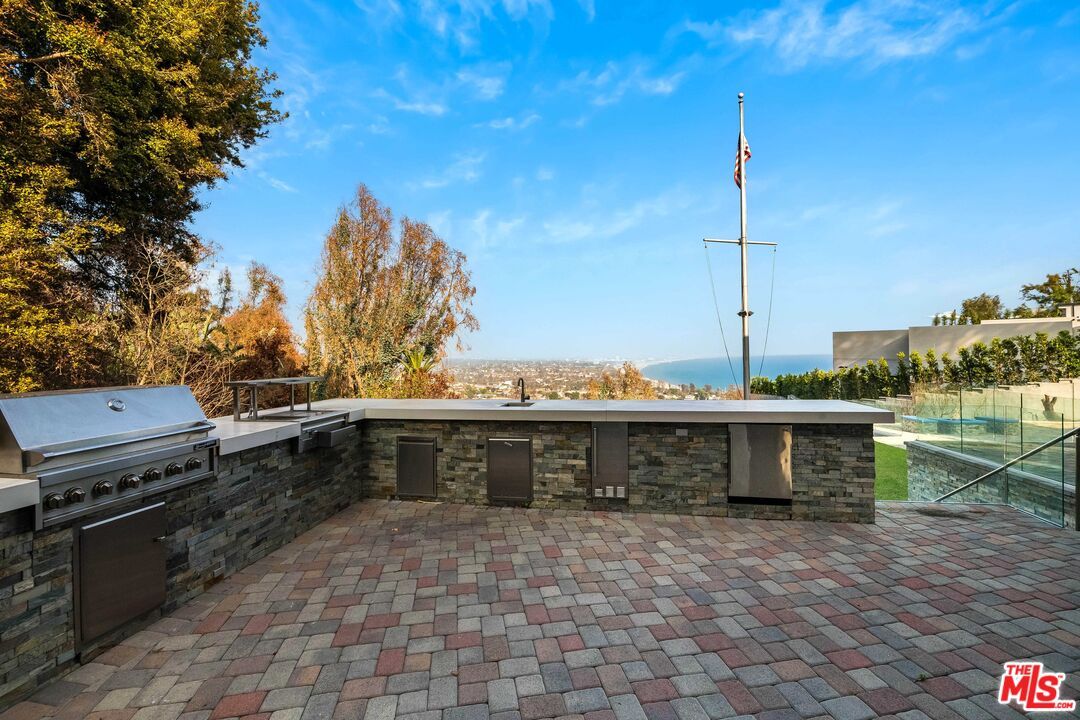 Exterior, Outdoor Kitchen, Water