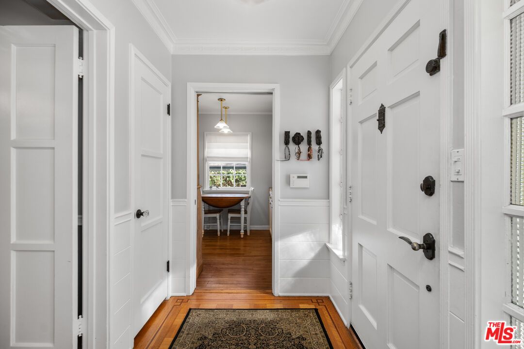 Interior, Pendant Lights, Wood Texture Flooring