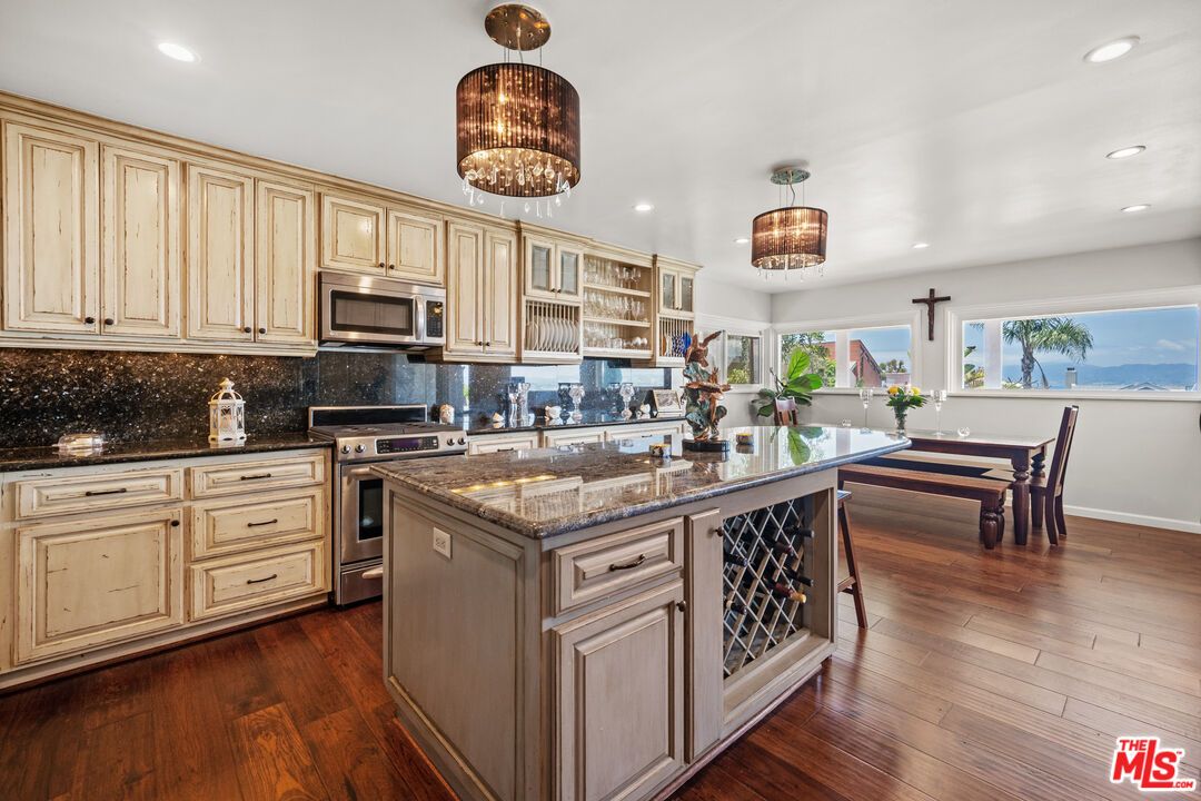 Dining room, Interior, Kitchen, Pendant Lights, Recessed Lighting, Stainless Steel Appliances, Wood Texture Flooring
