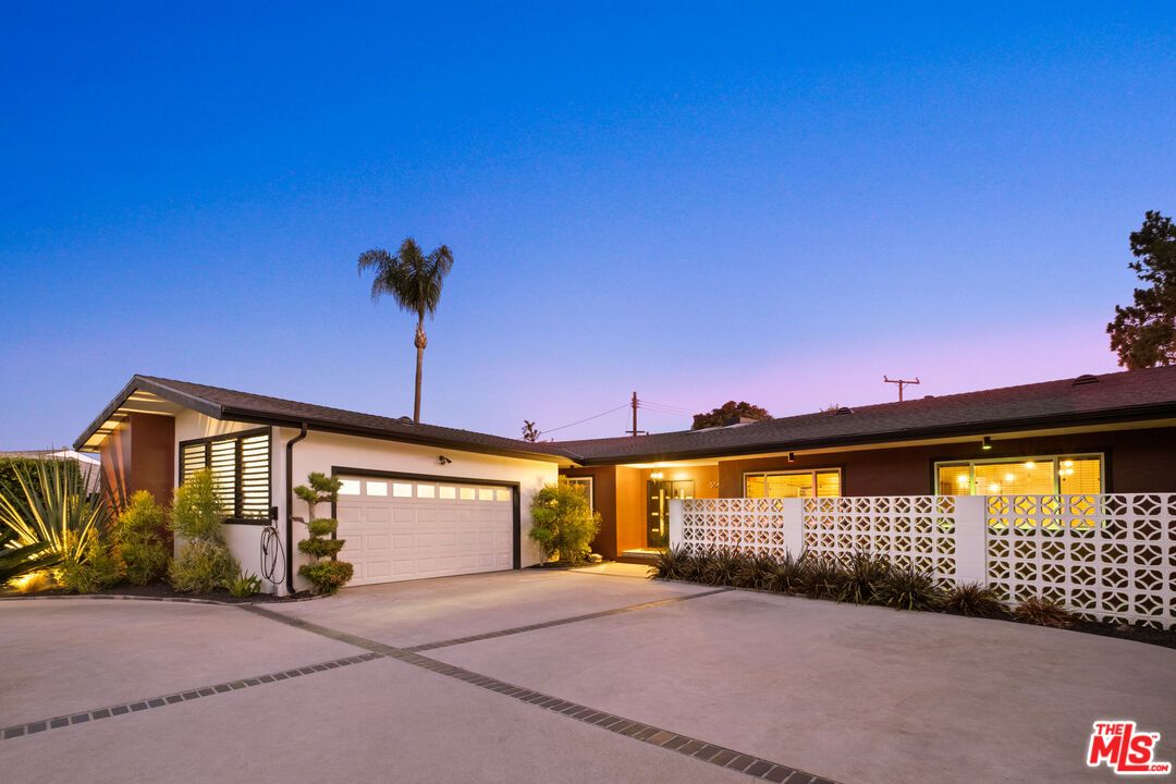 Attached, Exterior, Facade, Ranch