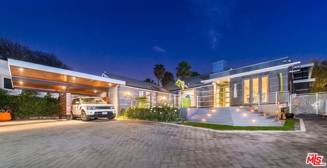 Exterior, Facade, Modern