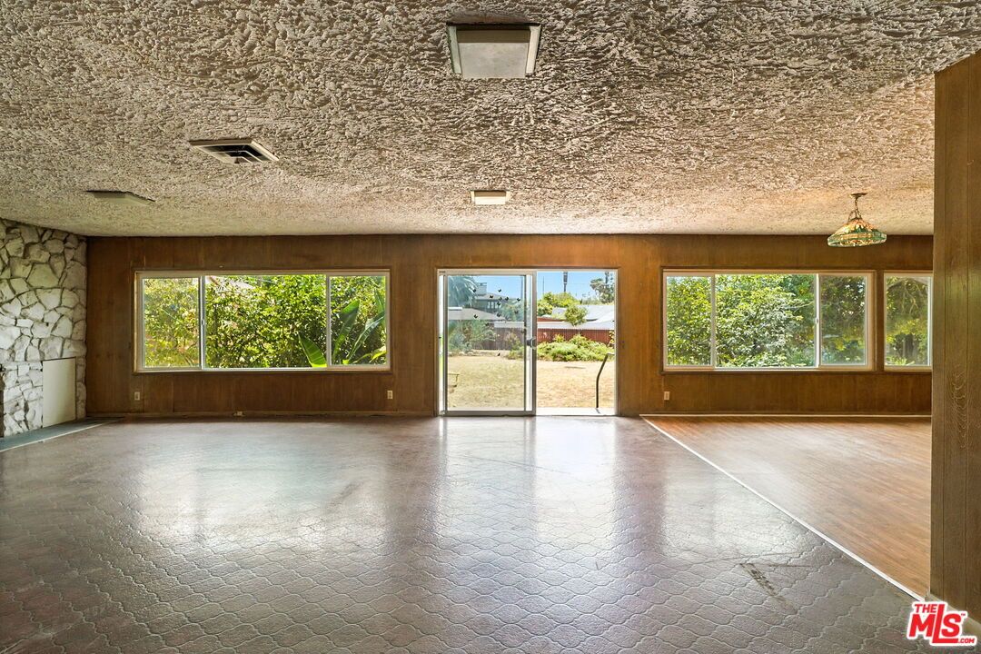 Empty room, Interior, Recessed Lighting, Stone Walls