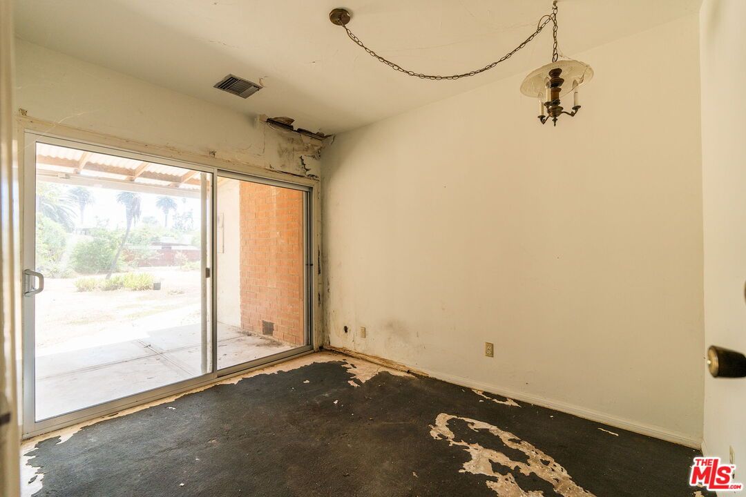 Empty room, Interior, Pendant Lights