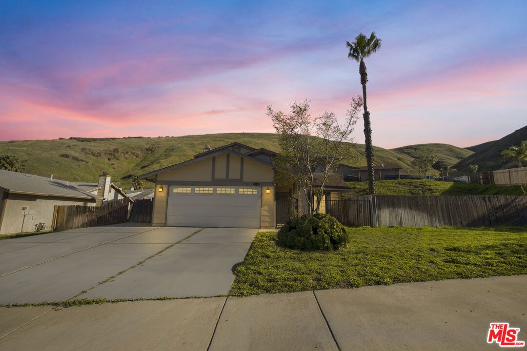 Attached, Exterior, Facade, Ranch