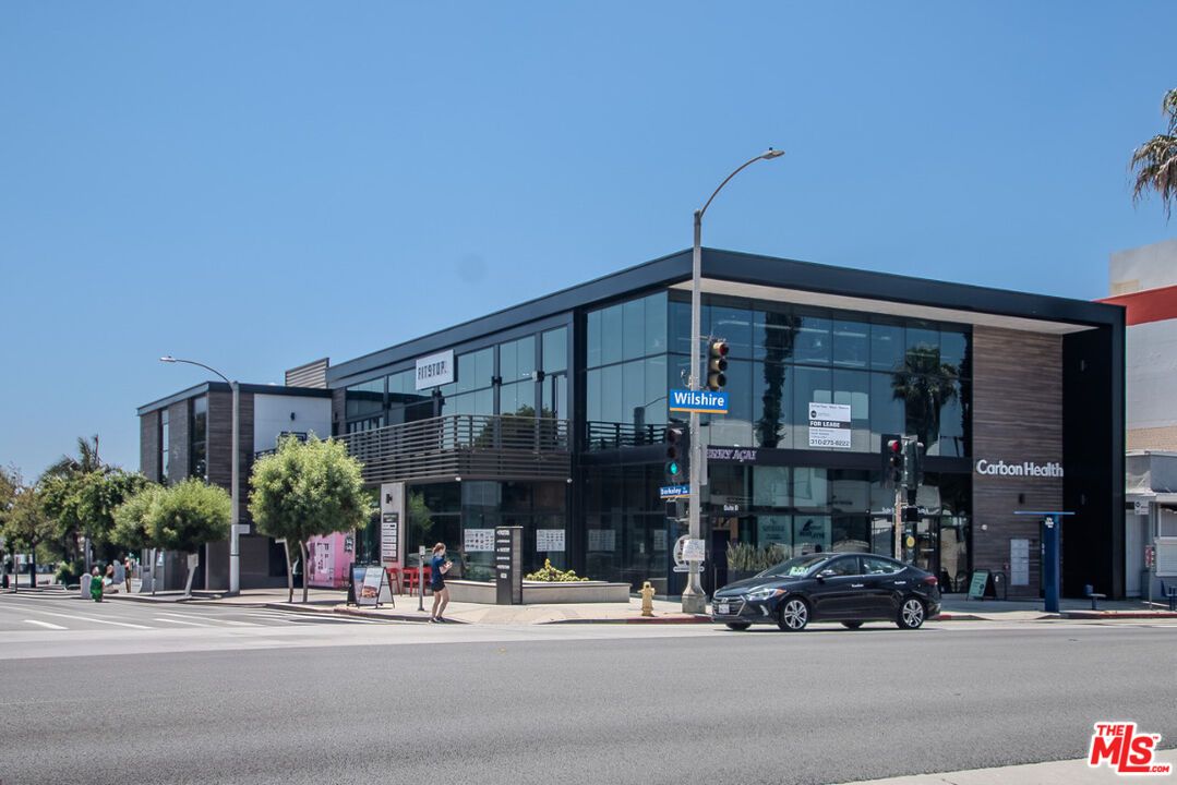 Exterior, Facade, Modern