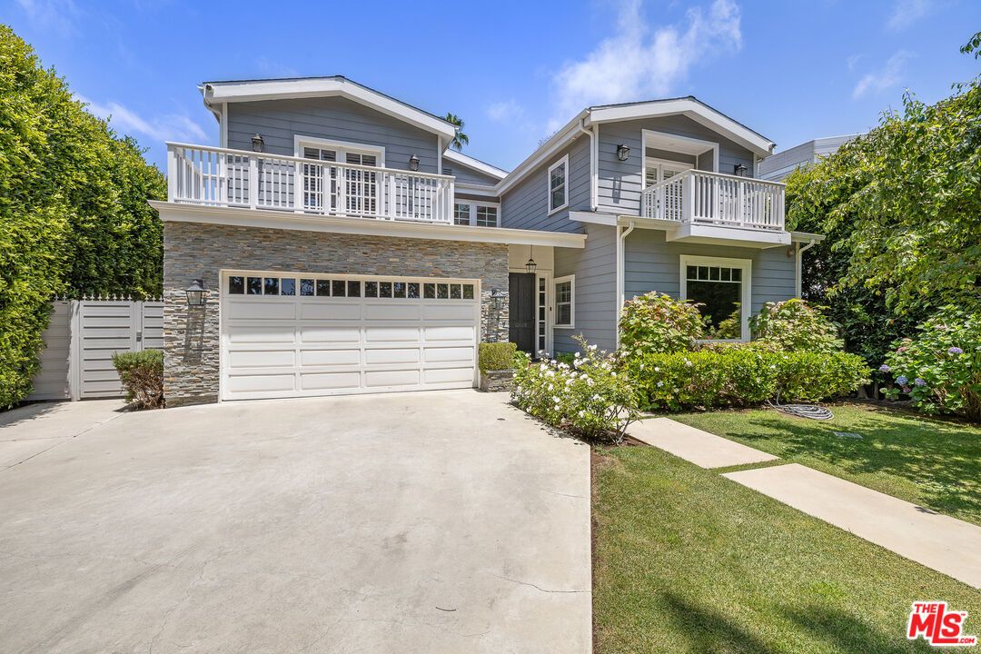 Attached, Exterior, Facade, American Craftsman