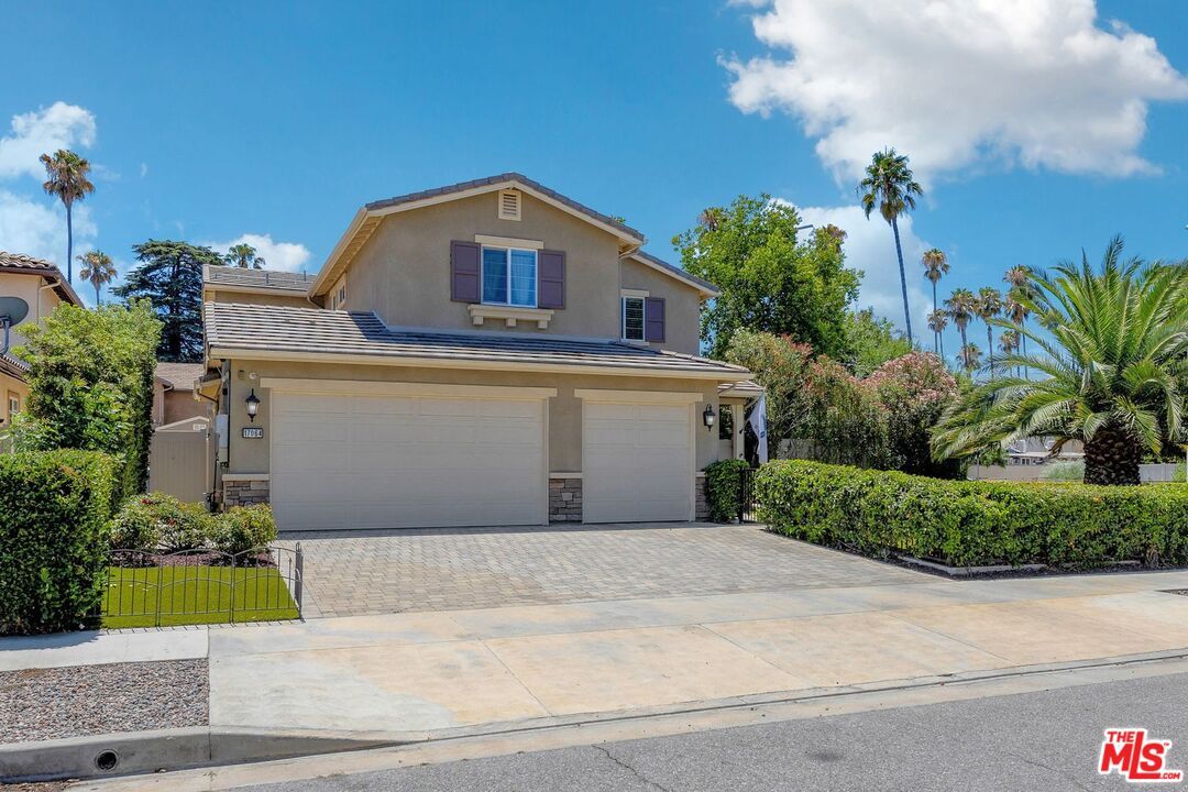 Attached, Exterior, Facade, Mediterranean