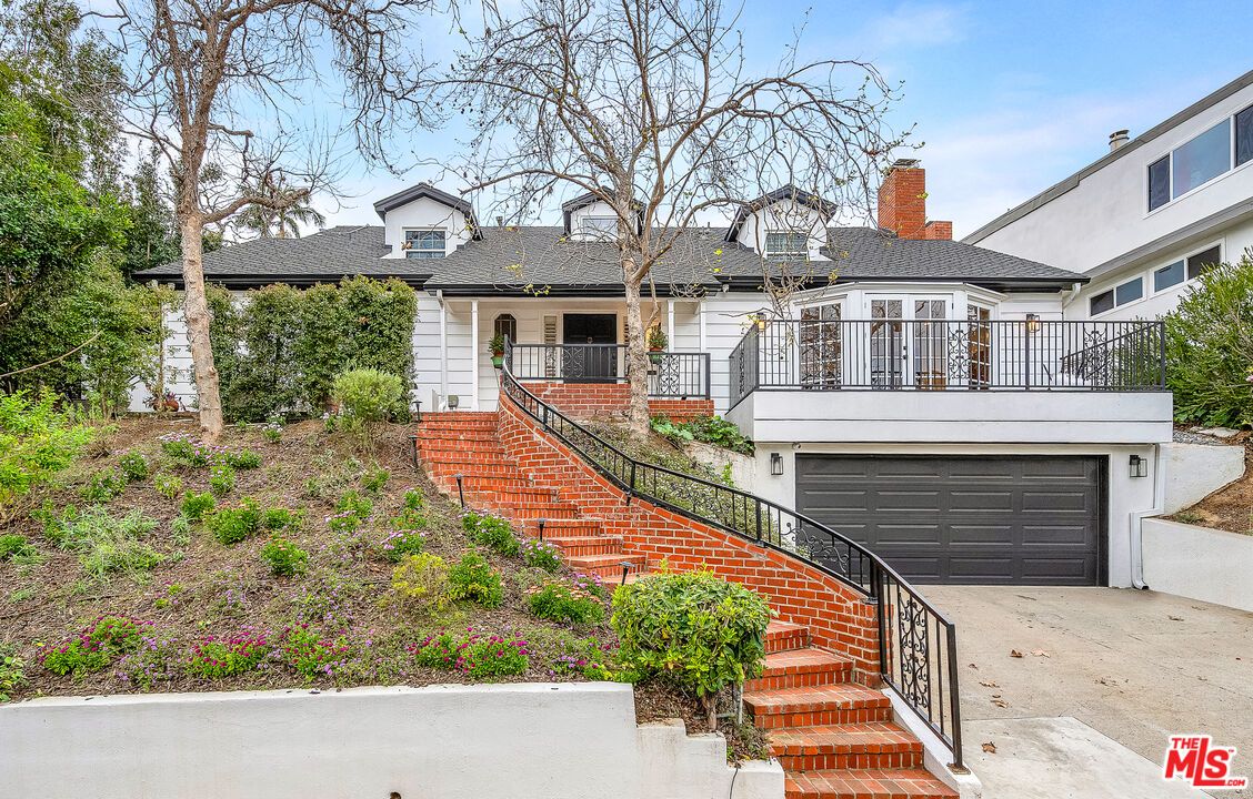 Attached, Exterior, Facade, Cape Cod