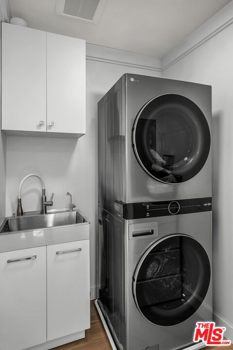 Interior, Utility Closets, Washer, Wood Texture Flooring