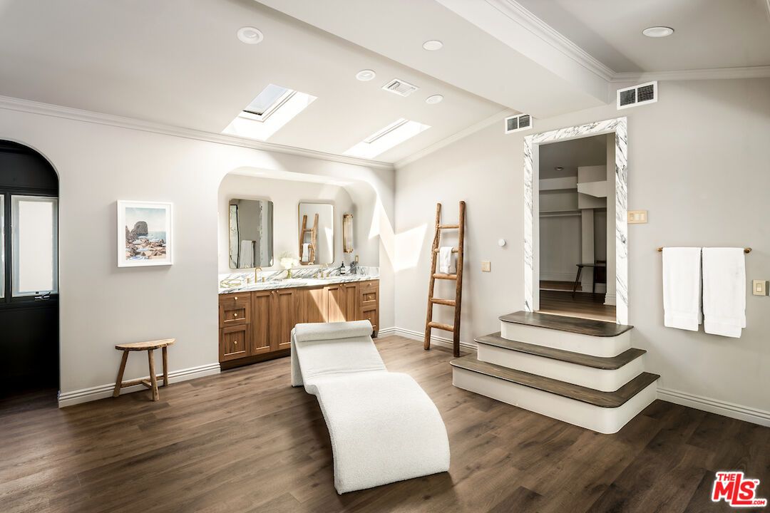 Interior, Recessed Lighting, Wood Texture Flooring