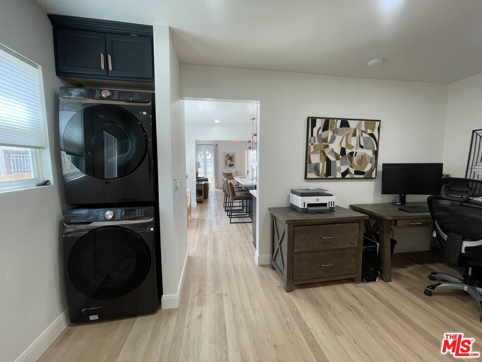Interior, Utility Closets, Washer, Wood Texture Flooring