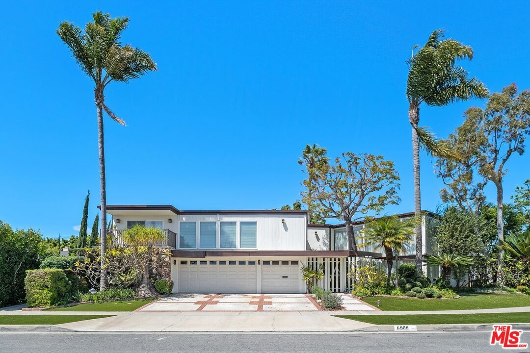 Attached, Exterior, Facade, Modern