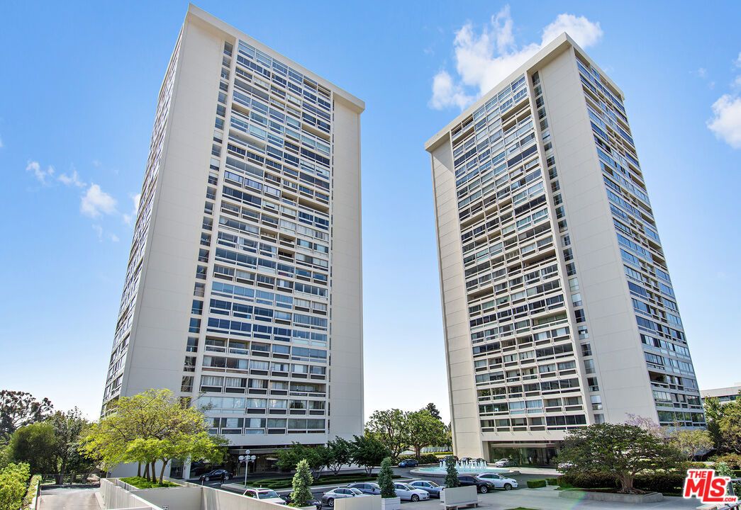 Exterior, Facade, Condo Building