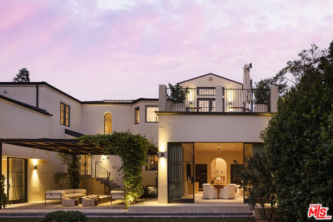 Exterior, Facade, Modern