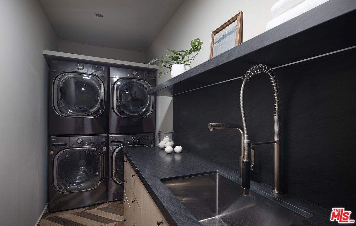 Interior, Washer, Wood Texture Flooring
