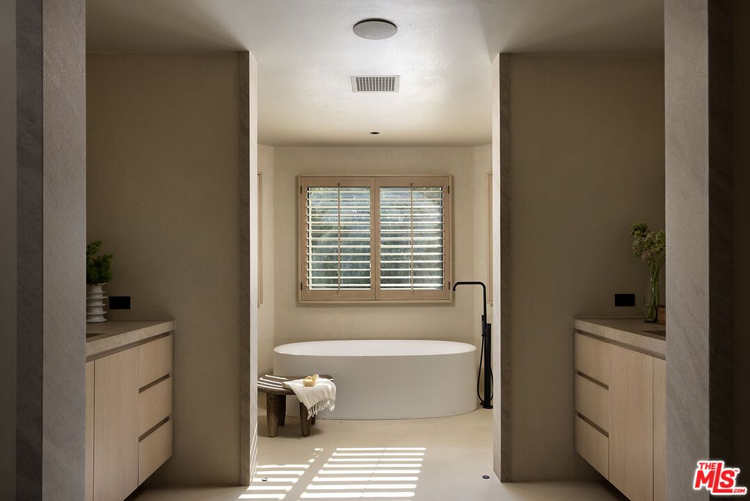 Bathroom, Free Standing Baths, Interior