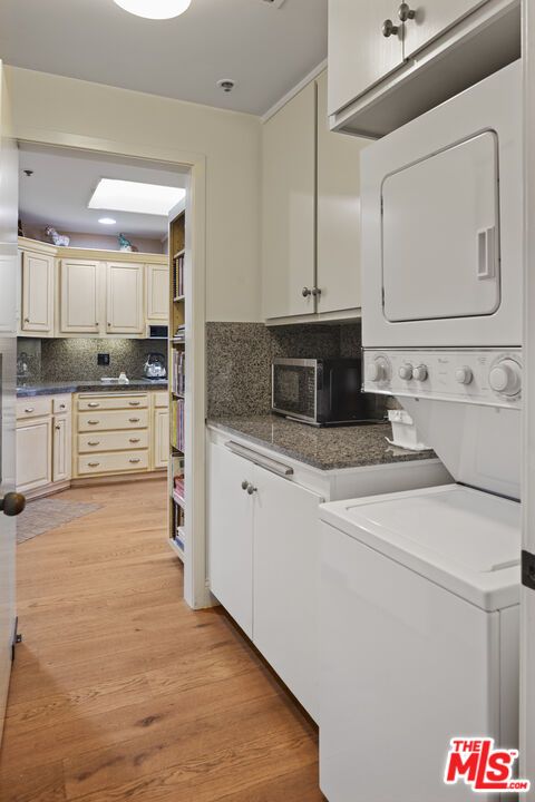 Interior, Kitchen, Washer, Wood Texture Flooring