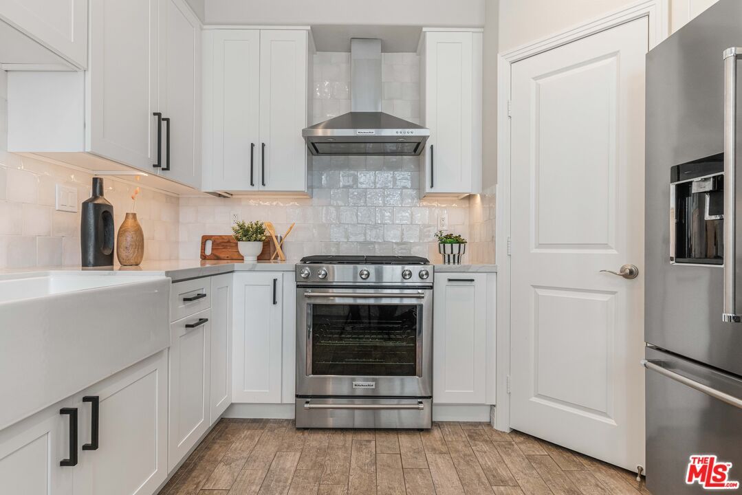 Interior, Kitchen, Stainless Steel Appliances, Wood Texture Flooring