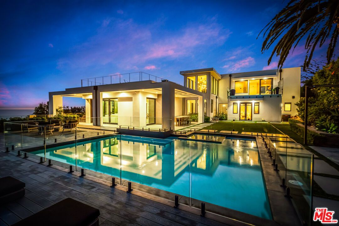 Exterior, Pool, Water