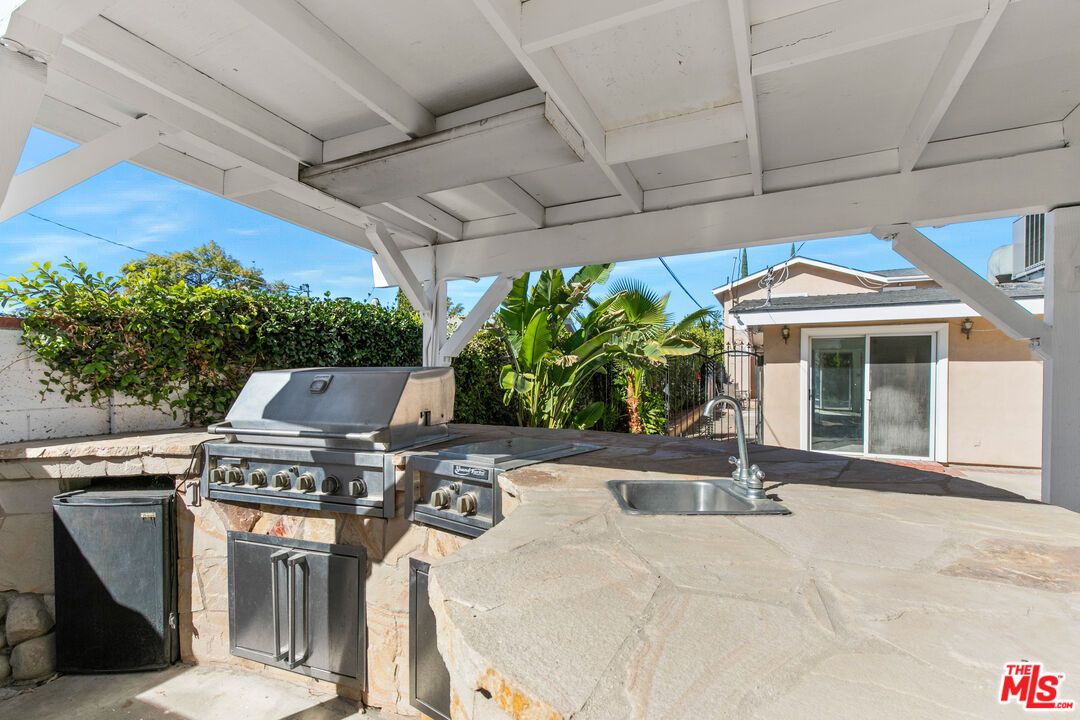 Exterior, Outdoor Kitchen