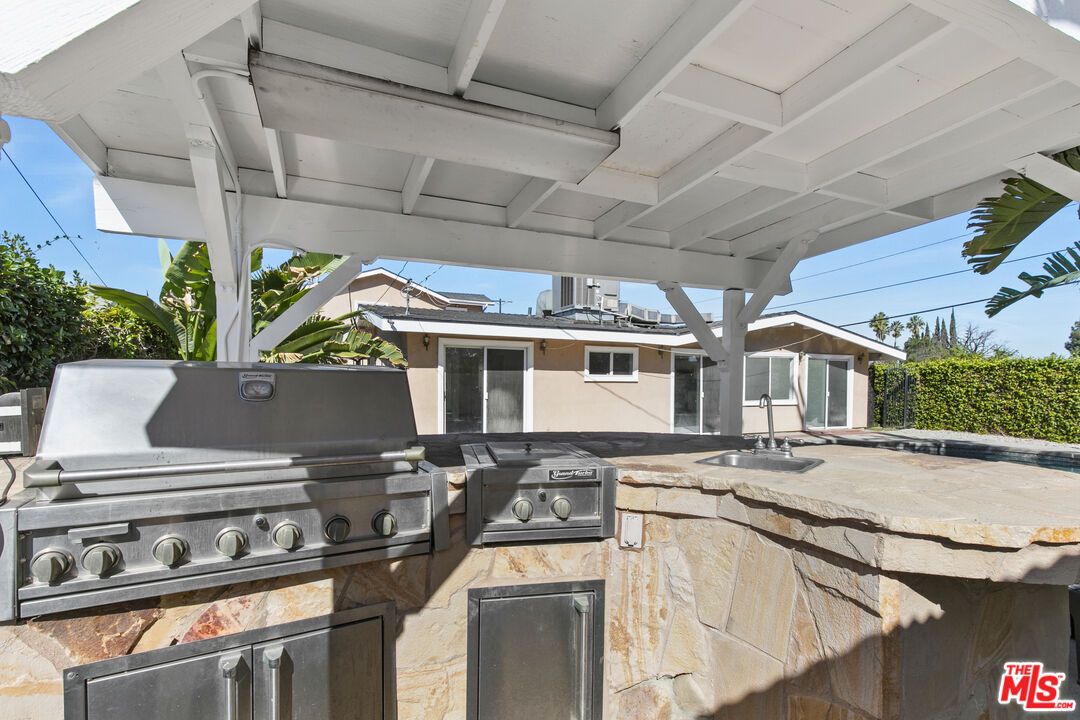 Exterior, Outdoor Kitchen