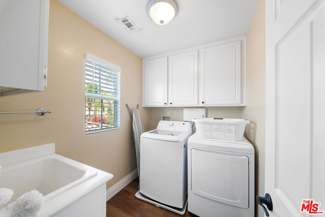 Interior, Washer, Wood Texture Flooring