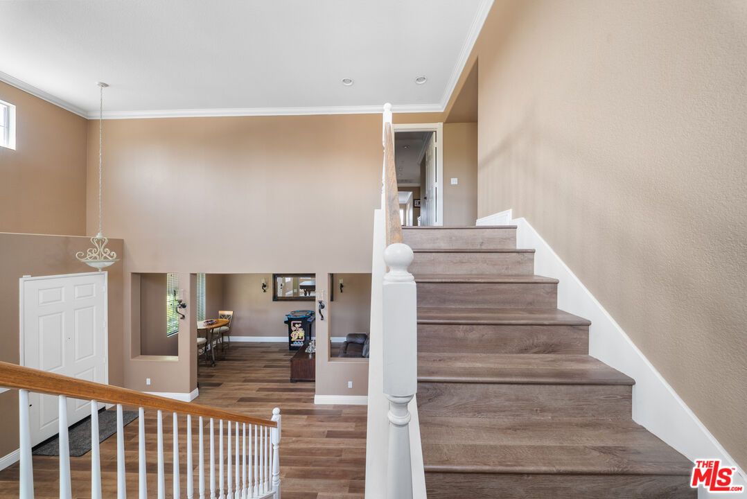 Interior, Pendant Lights, Wood Texture Flooring
