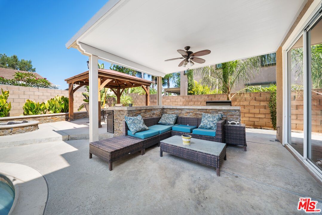 Exterior, Outdoor Kitchen