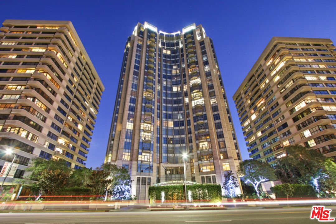 Exterior, Facade, Condo Building