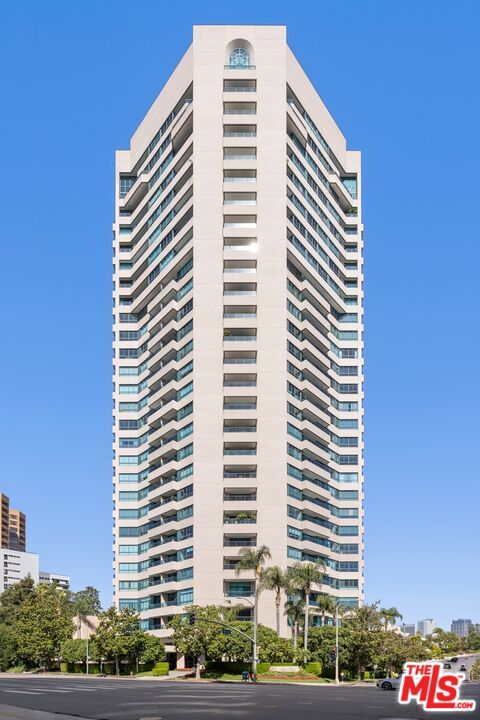 Exterior, Facade, Highrise