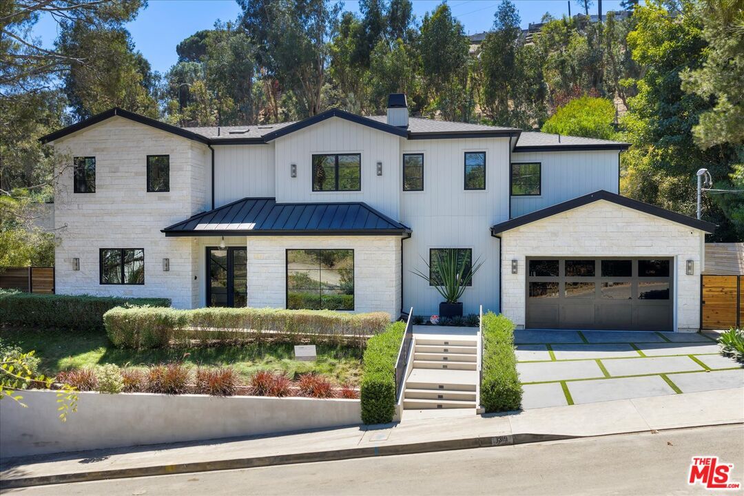 Attached, Exterior, Facade, Farmhouse
