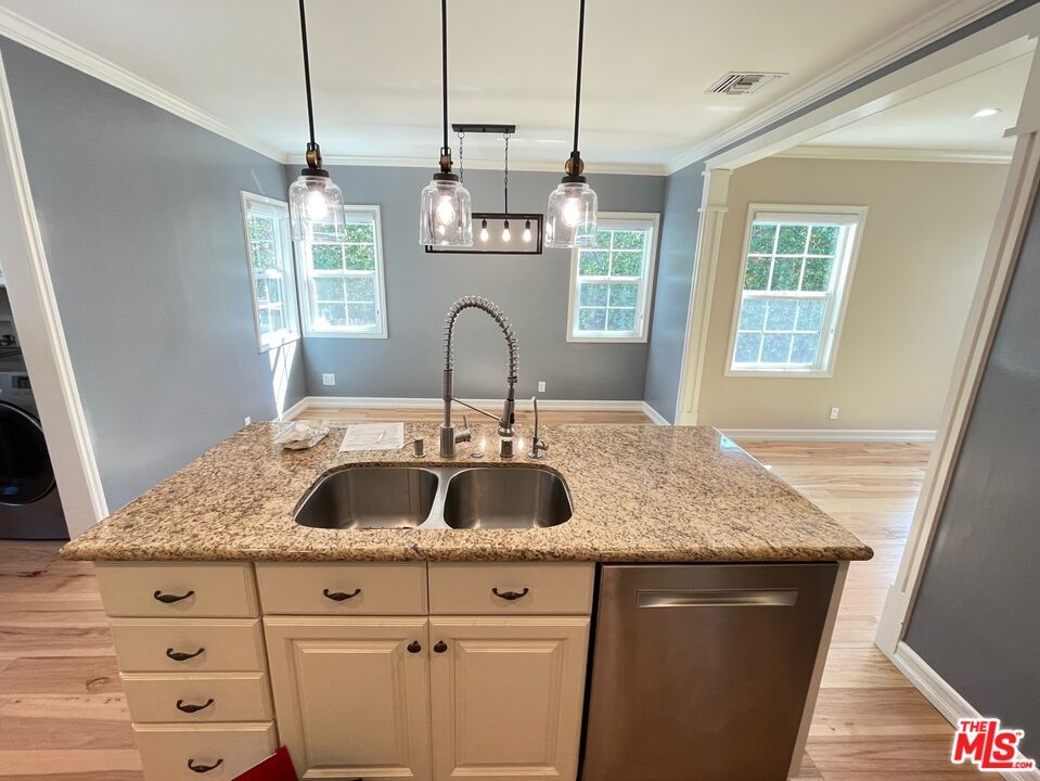 Interior, Kitchen, Pendant Lights, Wood Texture Flooring