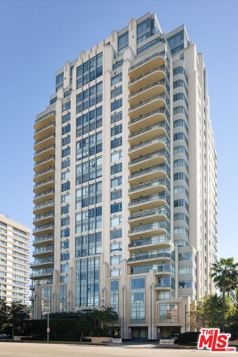 Exterior, Facade, Condo Building