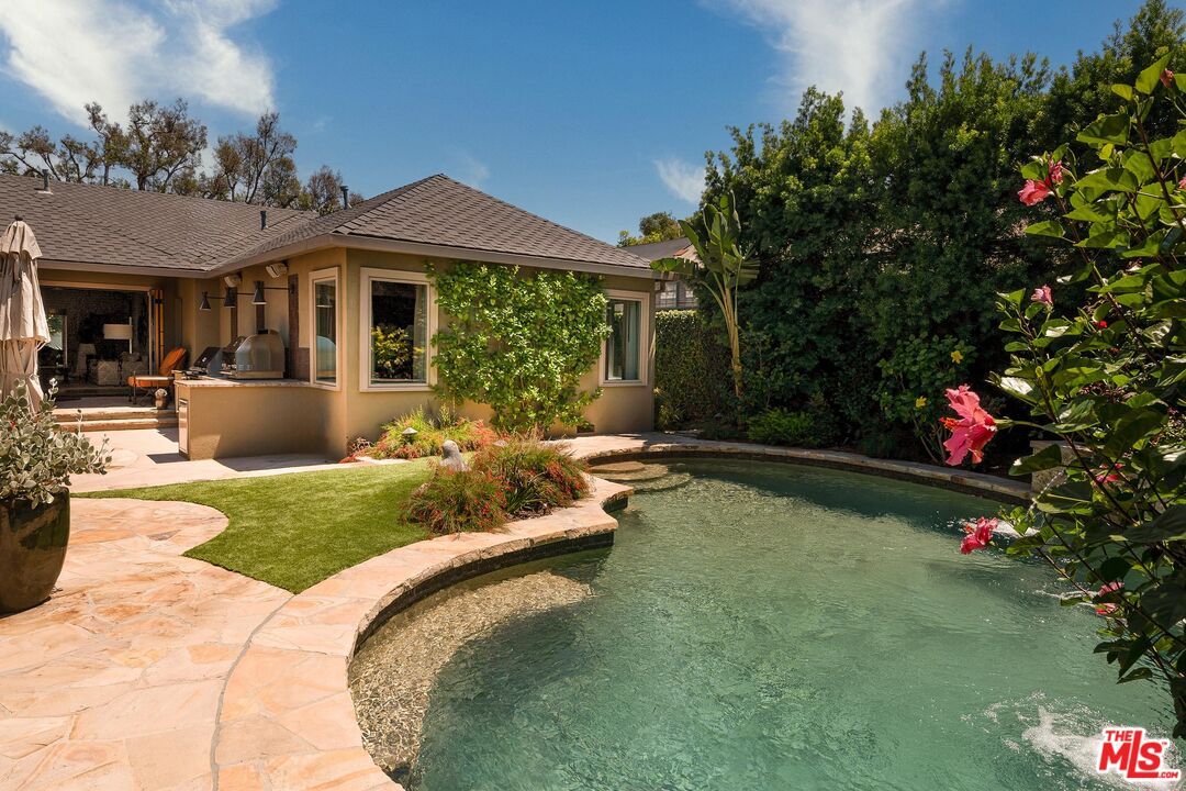 Exterior, Outdoor Kitchen, Pool
